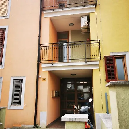 Apartmán Santa Eufemia 10min Walk To City & Free Garage Parking