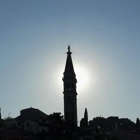 Santa Eufemia 10min Walk To City & Free Garage Parking Appartement *