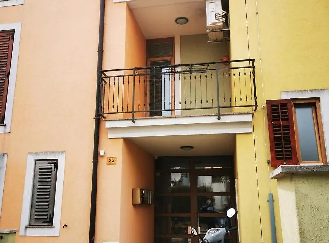 Apartment Santa Eufemia 10min Walk To City & Free Garage Parking