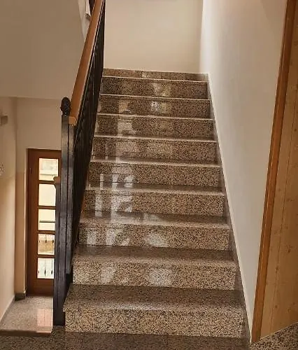 Apartment Santa Eufemia 10min Walk To City & Free Garage Parking *