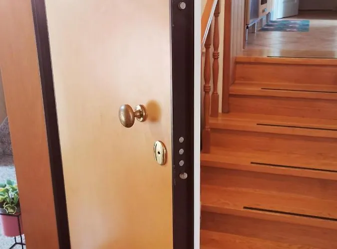 Apartment Santa Eufemia 10min Walk To City & Free Garage Parking *